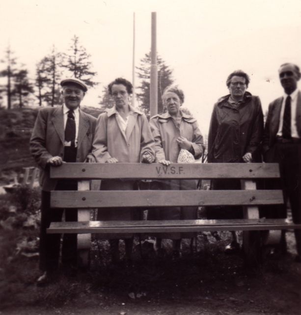 De Vereniging Van Stamcafé Fanaten huldigde een bank in het park in. Nooit gebruikt natuurlijk. Ah nee.